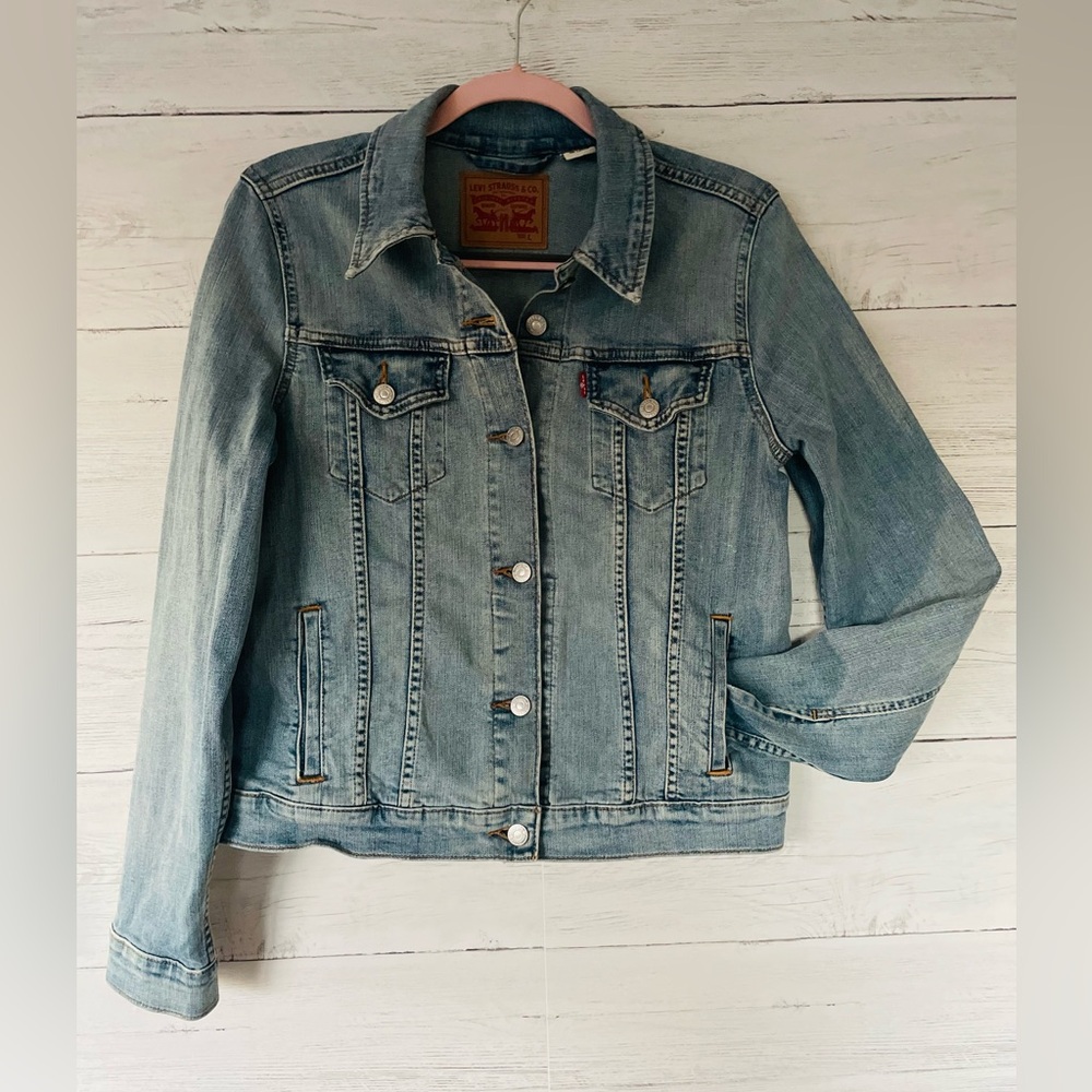 Levi's Women's Blue Denim Jacket women’s medium to Large size w stretch !